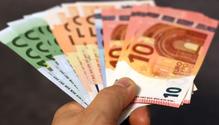 Offres d’emploi en Suisse : 85 000 postes ouverts avec des salaires allant jusqu&rsquo;à 6 500 € mensuels dans 11 secteurs clés
